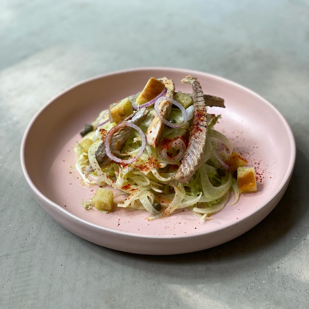 Insalata di sgombro, finocchio e pane croccante